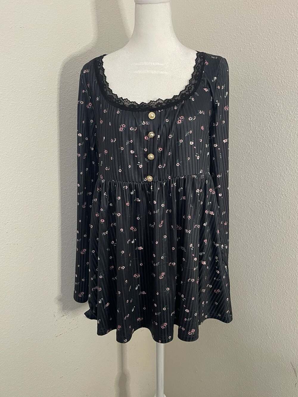 SHEIN Curve Black Floral Print Scoop Neck Dress with Pearl-Like Buttons 1X